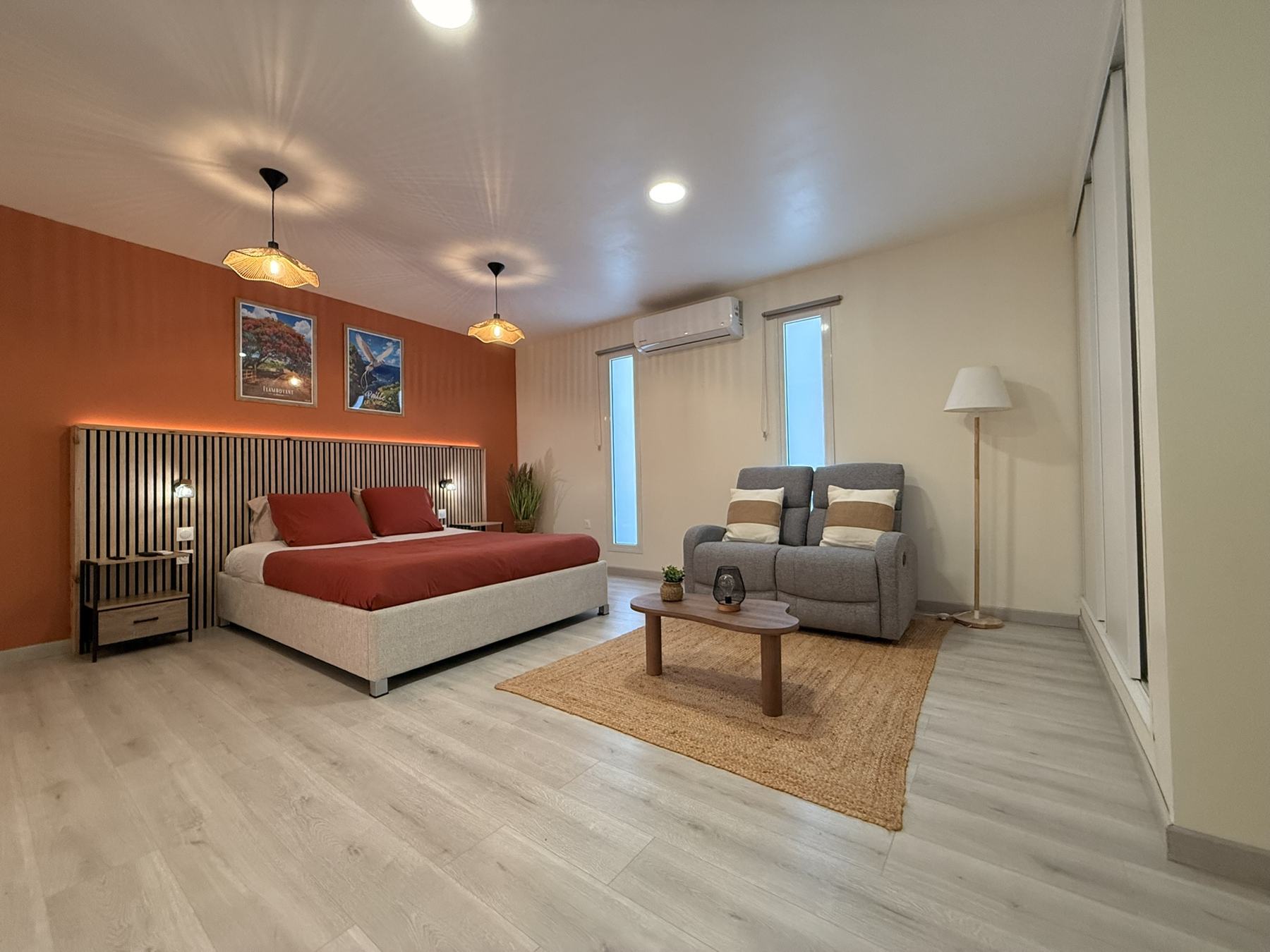Lit avec orchidée et coussins terracotta