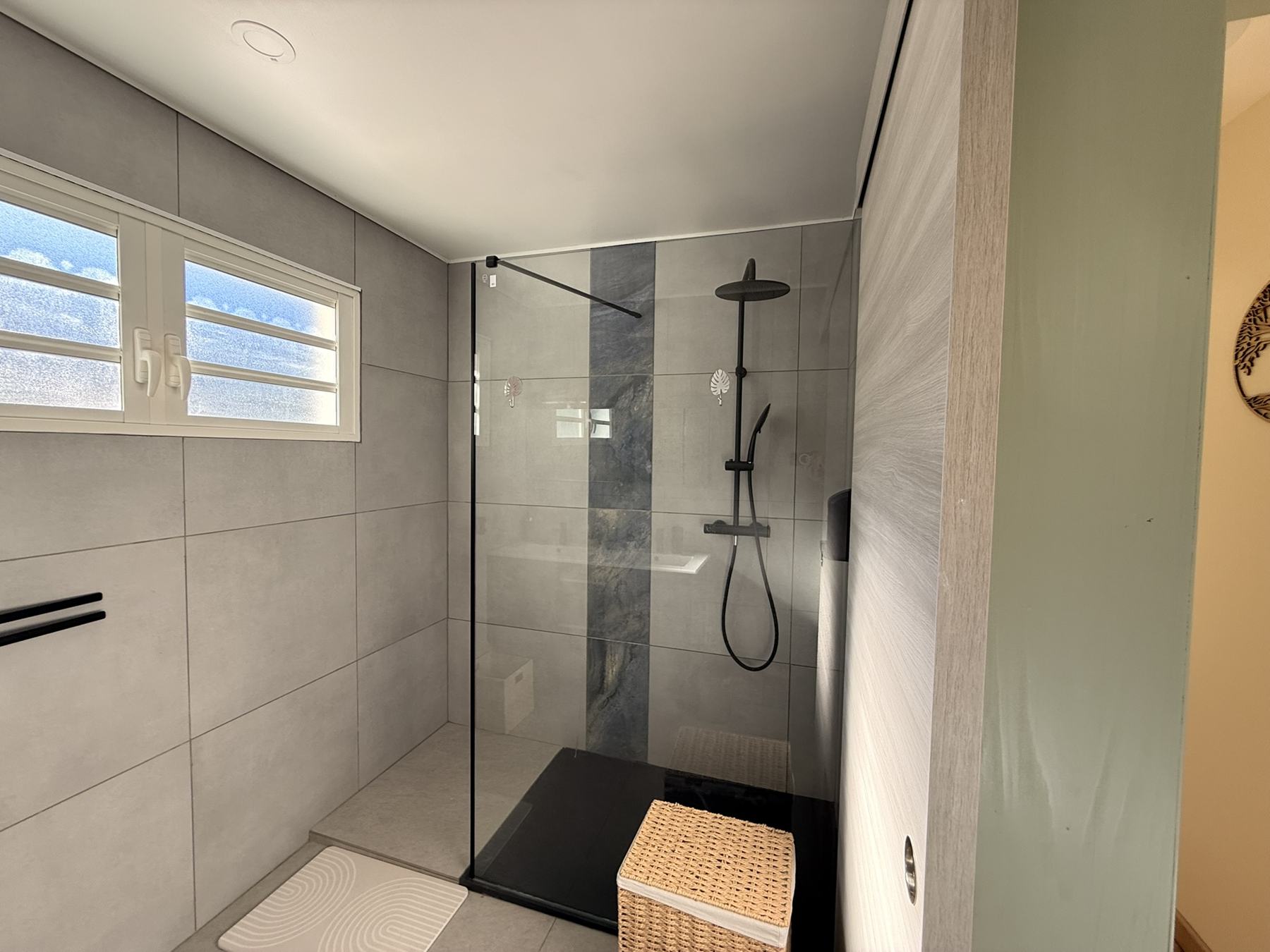 Détail de la colonne de douche noire mate