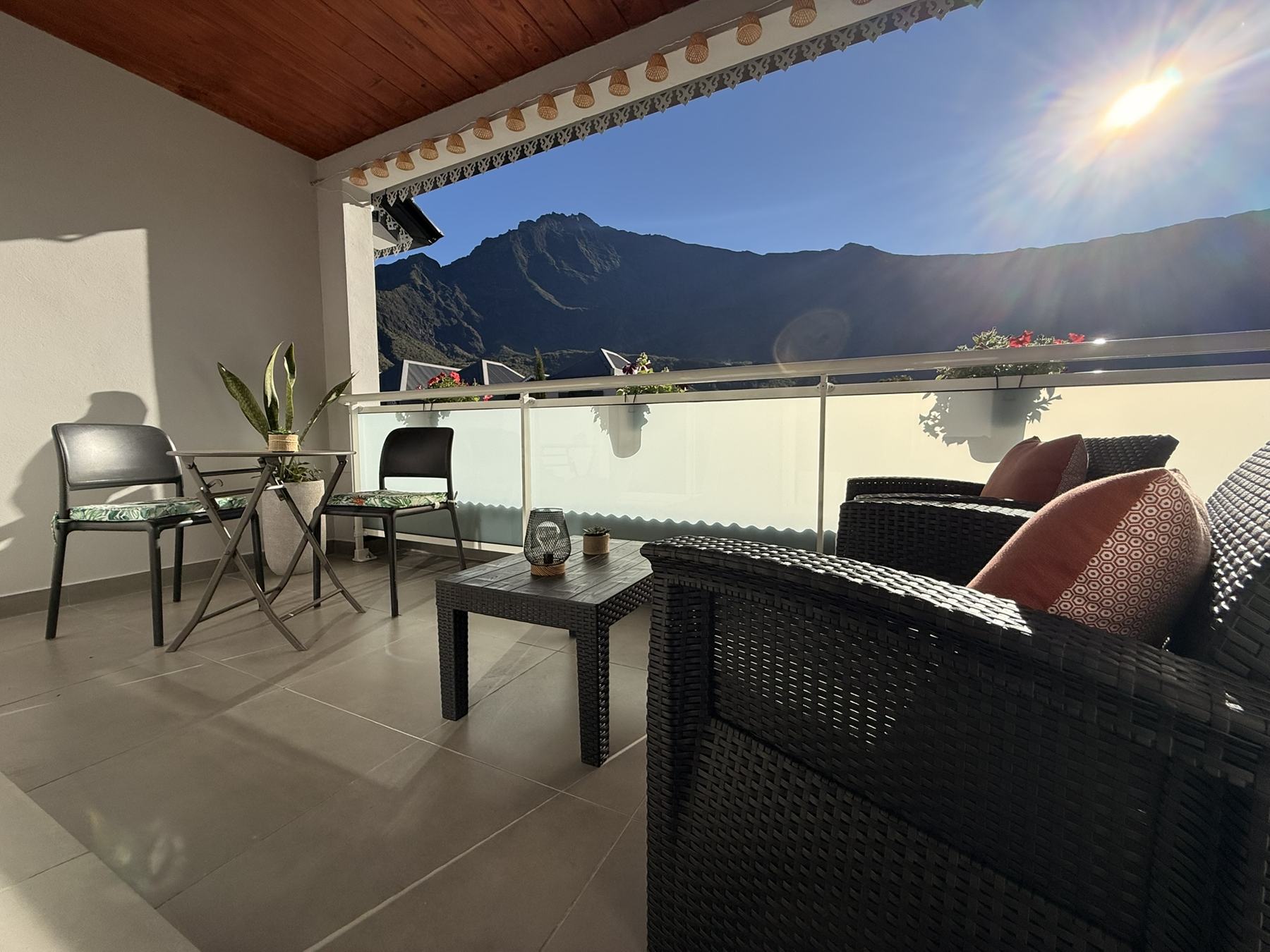 Terrasse du studio avec vue sur le cirque de Cilaos