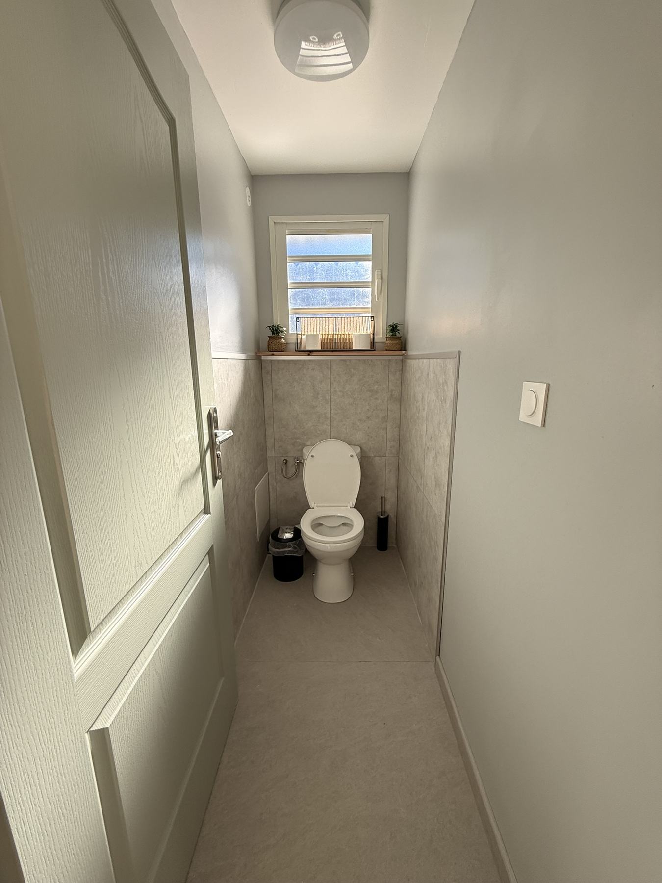 WC séparés avec fenêtre et rangements